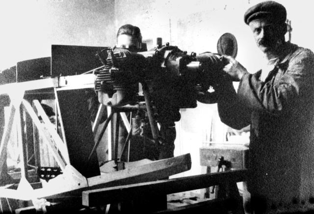 Soldenhoff VA 1 im Bau, rechts Soldenhoff (Frost)